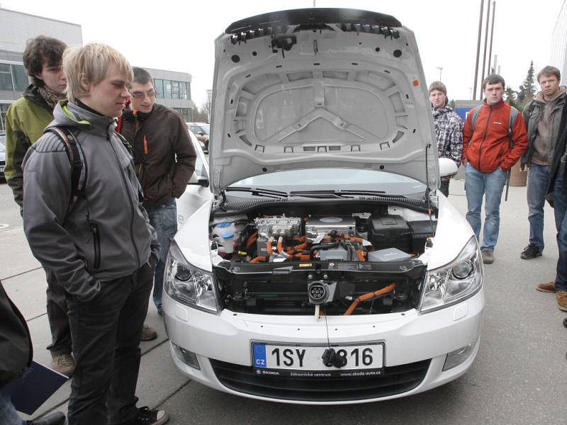 Na Dni firem se na Fakultě strojního inženýrství v Brně představila třicítka společností. Mezi nimi byla i Škoda auto, která dovezla nový elektromobil.