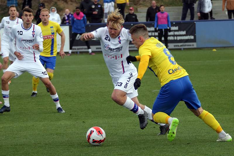 Líšeňští fotbalisté (v bílém) remizovali na domácím hřišti s Opavou 1:1.