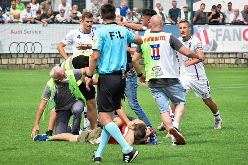 Při brněnském derby vnikli na fotbalové hřiště dva fanoušci.