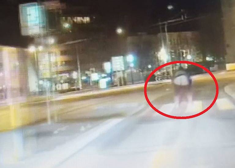 Muž vystrčil na projíždějící hlídku strážníků holou zadnici