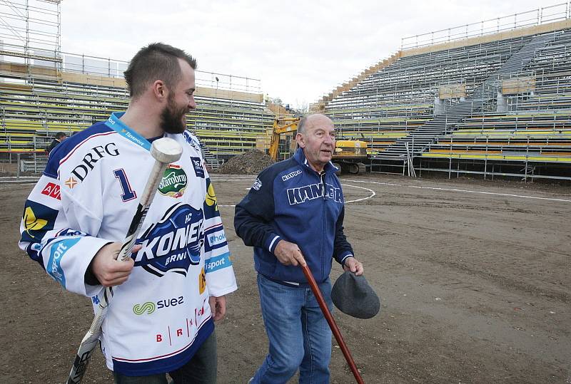 Legendy hokejové Komety i současní hráči navštívili mobilní arénu za Lužánkami pro zápasy Hokejových her 2016 pod širým nebem. Tribuny a rozměr lední plochy už jsou nachystány.