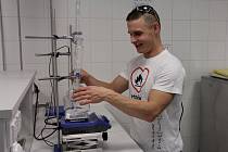 Moderní laboratoře, které disponují nejnovějšími technologiemi, mohou nyní využívat žáci a pedagogové Střední průmyslové školy chemické Brno, Vranovská.
