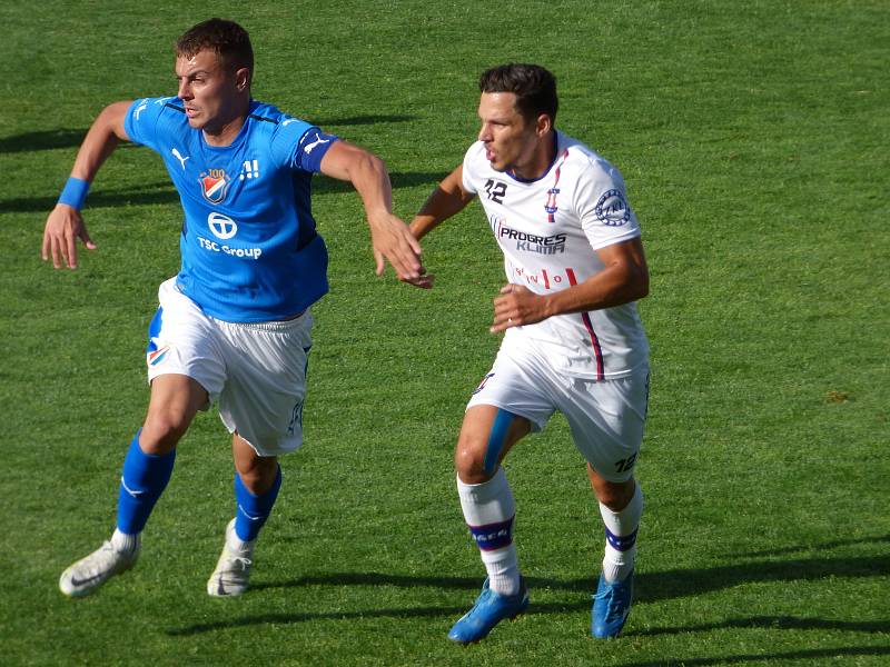 Fotbalisté Baníku Ostrava v přípravném utkání proti brněnské Líšni (v bílém).