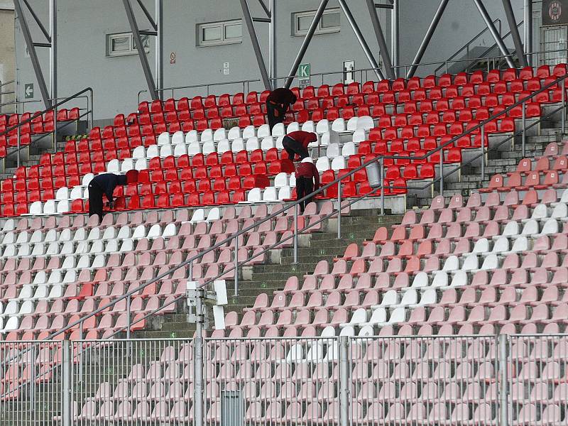 Střecha už vyrostla na fotbalovém stadionu v Srbské ulici, kde hraje svá domácí utkání prvoligová Zbrojovka Brno. Město jako vlastník stadionu nyní realizuje i druhou zakázku, kterou vypsalo na výměnu několika tisícovek sedaček. 