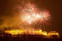Novoroční ohňostroj nad brněnským hradem Špilberk.