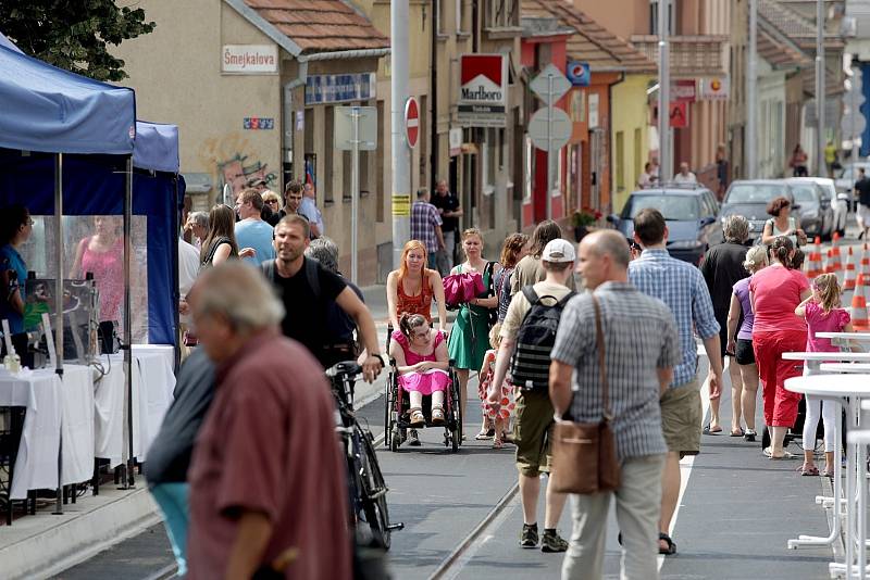  Otevření Minské a Horovy ulice v pátek odpoledne a v podvečer oslavovali lidé z okolí. Ještě než v pondělí opanují ulici auta a tramvaje, patřila čerstvě opravená dopravní tepna na odpoledne pouze pěším.