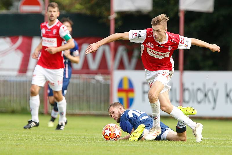 Utkání Fobalové národní ligy mezi FK Pardubice (ve červenobílém) a SK Líšeň ( v modrém) na hřišti pod Vinicí v Pardubicích.