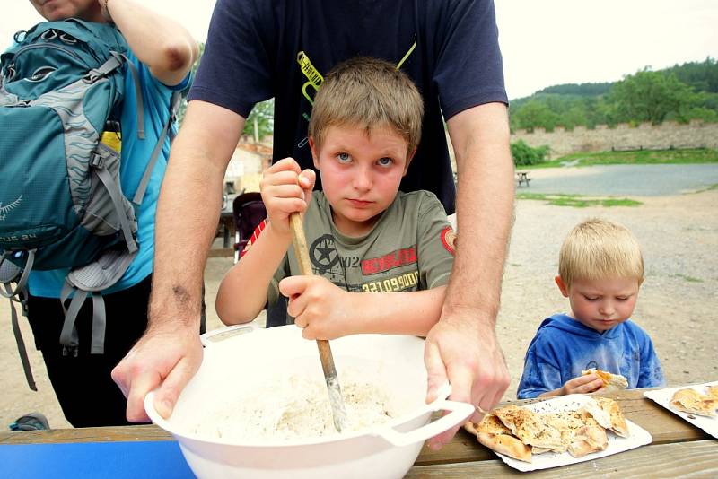 Desítka dětí s rodiči i samotní dospělí se na brněnském Hradě Veveří učili v peci vytápěné dřevem péct takzvané podplameníky.