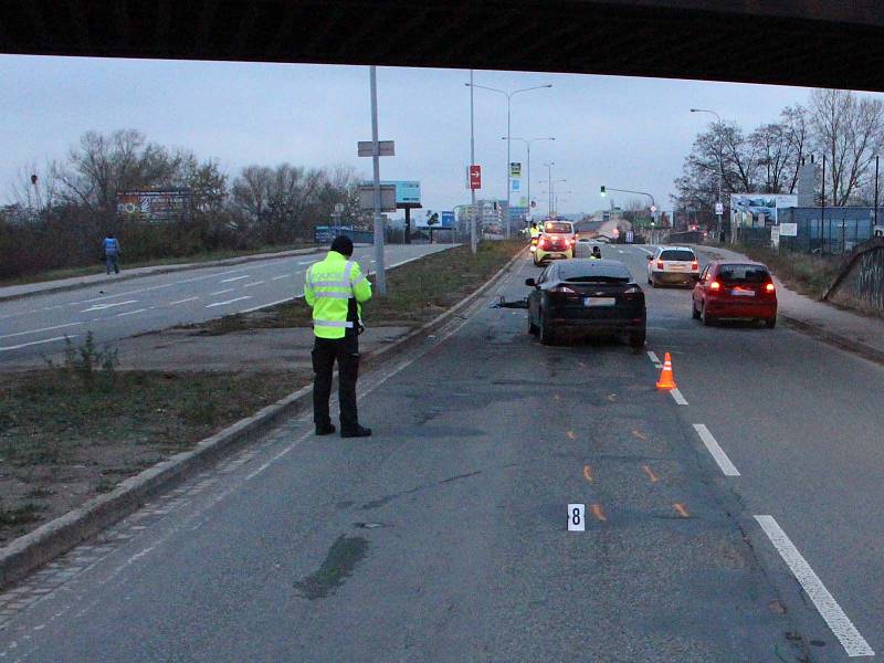 Šestapadesátiletou chodkyni v Černovické ulici srazilo auto. Nepřežila.