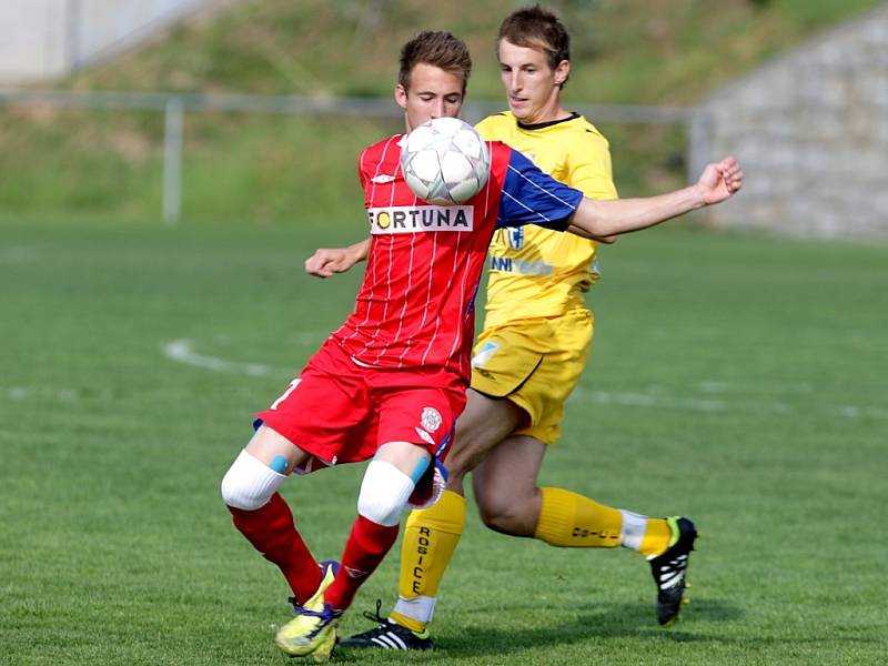 Rezerva Zbrojovky versus Rosice (ve žlutém)