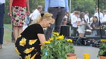 Zástupci města a rodinných organizací v úterý odpoledne sázeli na Moravském náměstí slunečnice. Upozornili tak na potíže pacientů s roztroušenou sklerózou při akci Rozsvítíme Českou republiku.