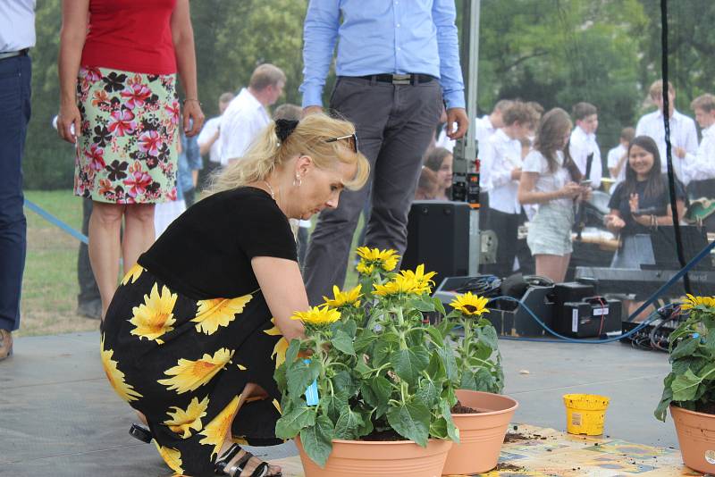 Zástupci města a rodinných organizací v úterý odpoledne sázeli na Moravském náměstí slunečnice. Upozornili tak na potíže pacientů s roztroušenou sklerózou při akci Rozsvítíme Českou republiku.