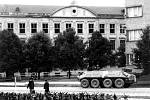 Sovětští vojáci střežili jak střed Vyškova, tak i jeho okolí. Na snímku jsou zachycení v dnešní Brněnské ulici poblíž Základní školy Nádražní 5. 