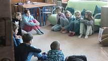 Montessori škola je alternativně-výchovný program vzdělávání, který staví na myšlence rozvíjení poznatků a dovedností dítěte jako jednotlivce. Žáci řeší úkoly samostatně i ve skupině. 