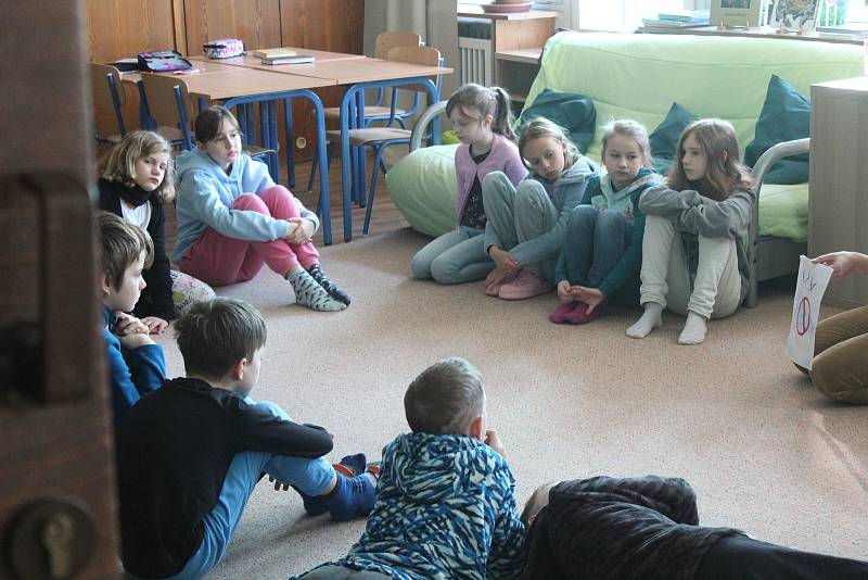 Montessori škola je alternativně-výchovný program vzdělávání, který staví na myšlence rozvíjení poznatků a dovedností dítěte jako jednotlivce. Žáci řeší úkoly samostatně i ve skupině. 