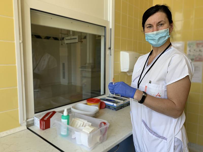 Zdravotní sestry jsou nedílnou součáští péče o pacienty, nejen s koronavirem. Kvůli hlídání dětí teď některé z nich musely zůstat doma.