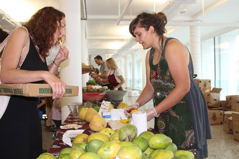 Dračí ovoce, červené banány nebo i jackfruit ochutnali v sobotu lidé v Tržnici Brno na Zelném trhu. Organizátoři akce ovoce přivezli přímo z Ugandy.