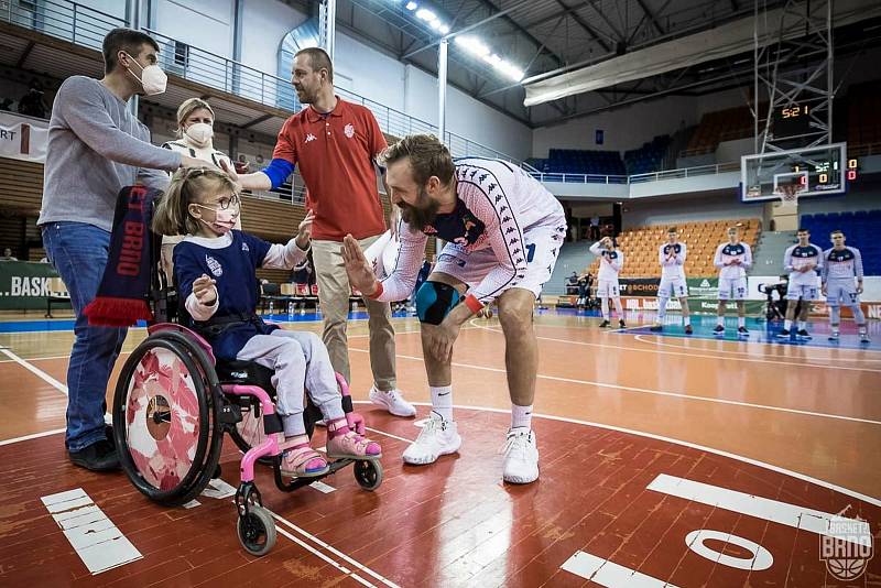 Basket Brno oslavil výroční brněnského basketbalu vítězstvím nad Pardubicemi.