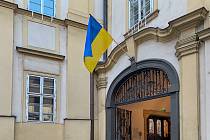Statní vlajka Ukrajiny visí na budově radnice Brna-středu.