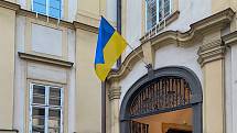 Statní vlajka Ukrajiny visí na budově radnice Brna-středu.