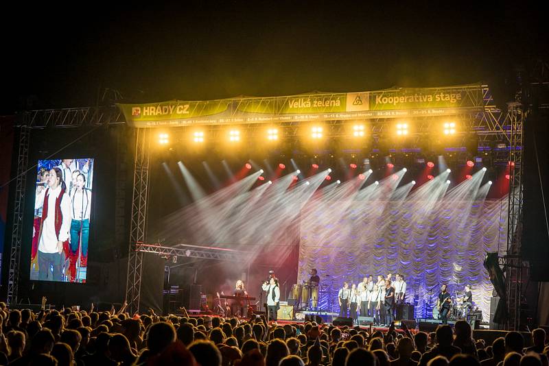 Lidé si při festivalu Hrady.cz k hradu Veveří přijeli poslechnout oblíbené kapely.