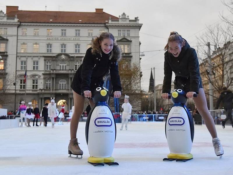 Na brněnském Moravském náměstí si lidé poprvé zabruslili na novém kluzišti.