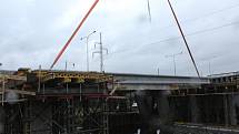 Dělníci v pondělí instalují nosníky nového mostu přes řeku Svitavu. Jedná se o součást stavby velkého městského okruhu Tomkovo náměstí v Brně. V akci je největší automobilový jeřáb s teleskopickým ramenem v České republice.