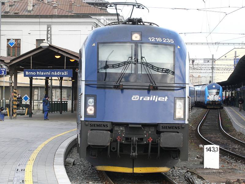 Z brněnského vlakového nádraží do Prahy by jednou mohly jezdit vysokorychlostní vlaky. Ale bude o ně takový zájem?
