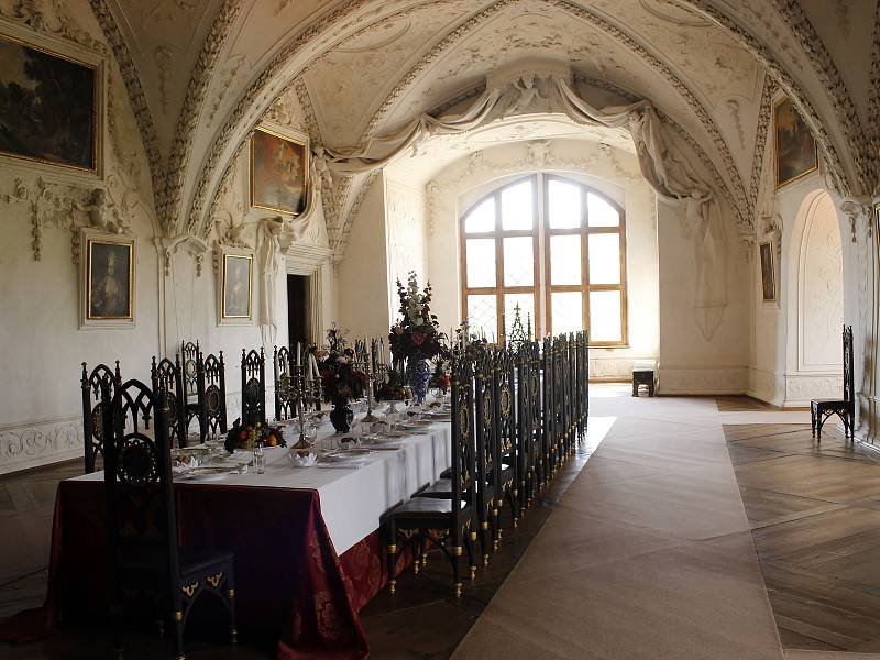 Víc než desítku filmů a pohádek natočili režiséři na jihomoravském hradě Pernštejn. Zatímco se Růženka píchla o trn, měli kuchaři v pohádce Sůl nad zlato v pernštejnské kuchyni plné ruce práce.