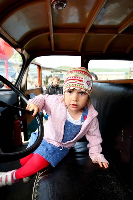 Historické trolejbusy a autobusy společně s hasičskou či vojenskou technikou a osobními auty nebo motorkami vyjely o víkendu ven na parkoviště u depozitáře brněnského Technického muzea.