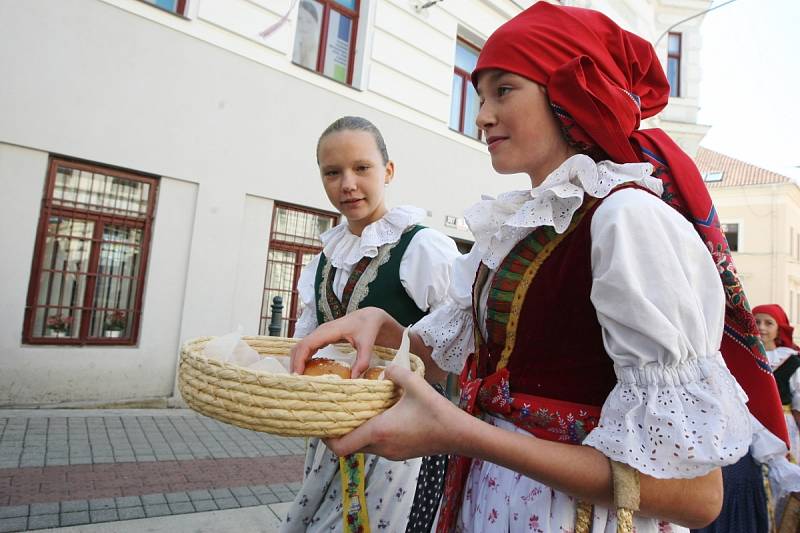 Desáté jihomoravské dožínky hostilo brněnské náměstí Svobody. Pořadatelé pro návštěvníky připravili bohatý program. Lidé mohli vidět několik folklorních vystoupení nebo ukázku zásahu historických hasičů. Obdivovali i zemědělskou techniku. 