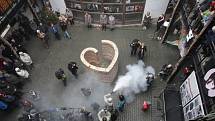 Slavnostní odhalení voskového srdce ze svíček zapalovaných na počest Václava Havla.