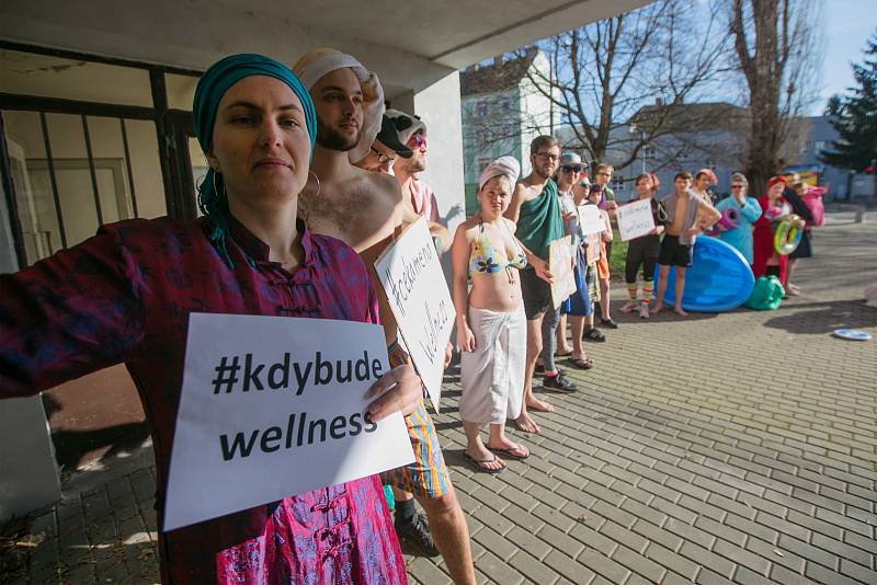  Akci za pronajmutí lázní v brněnských Zábrdovicích uspořádali v pondělí aktivisté z iniciativy Kulturou proti chátrání. Chtěli tak upozornit na chátrající lázně a nedostatek peněz na opravení.