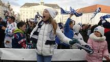  Tisíce fanoušků se znovu sešly před velkoplošnými obrazovkami na brněnském Zelném trhu, aby fandily Kometě ve třetím zápase finálové série hokejové extraligy proti Bílým Tygrům z Liberce.