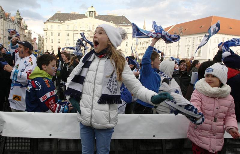  Tisíce fanoušků se znovu sešly před velkoplošnými obrazovkami na brněnském Zelném trhu, aby fandily Kometě ve třetím zápase finálové série hokejové extraligy proti Bílým Tygrům z Liberce.