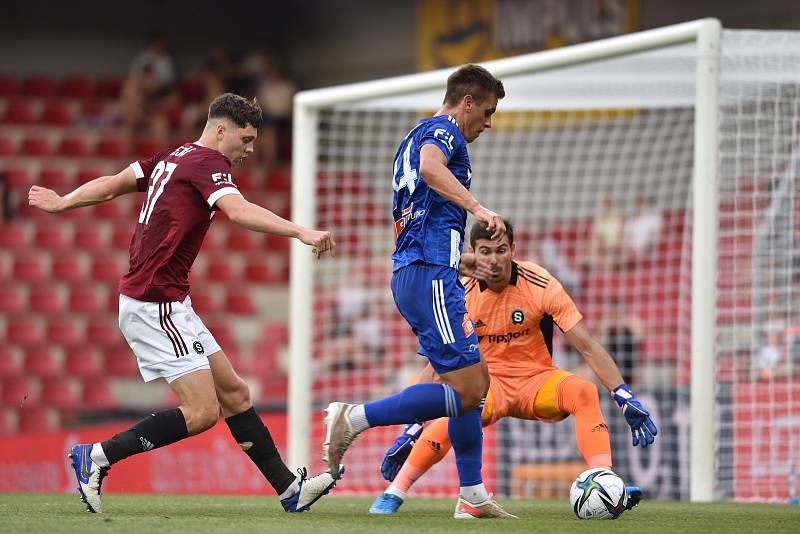 Ladislav Krejčí (v rudém) v dresu Sparty při vítězství 3:2 s Olomoucí