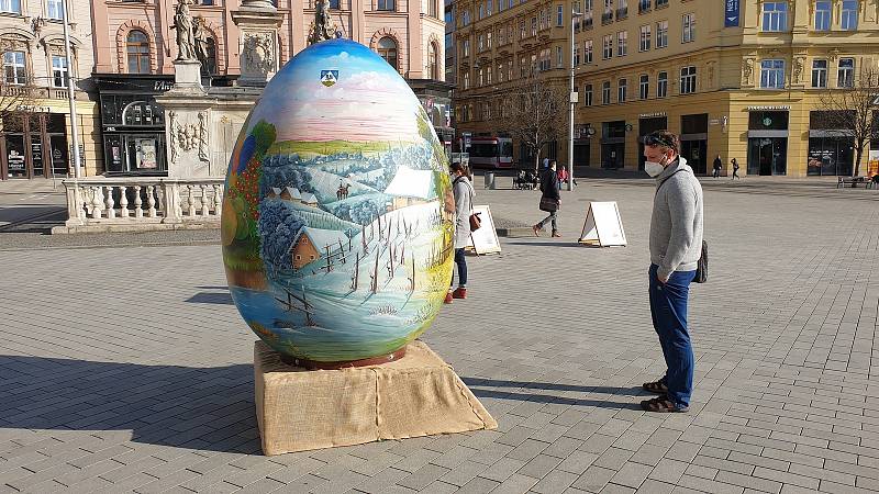Obří velikonoční vejce na náměstí Svobody v centru Brna.