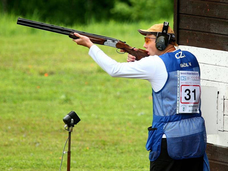 Olympijský vítěz David Kostelecký vyhrál v Brně Memoriál Miloslava Bednaříka ve střelbě na trap. V druhém ročníku Memoriálu Bronislava Bechyňského na skeetu byl nejlepší jeho oddílový kolega z Dukly Hradec Králové Petr Málek.