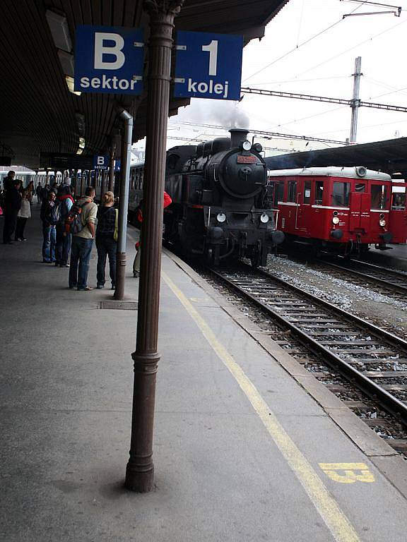 Historický parní vlak vyjel z brněnského Hlavního nádraží do Zastávky u Brna. 