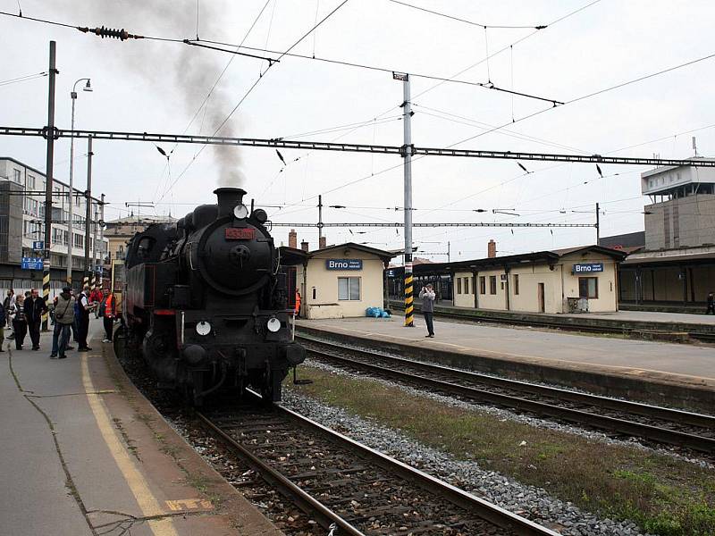 Historický parní vlak vyjel z brněnského Hlavního nádraží do Zastávky u Brna. 