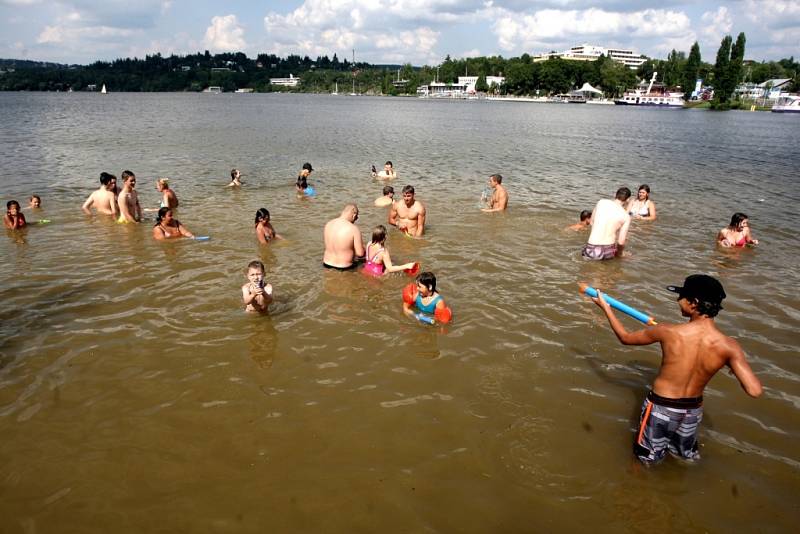 Suché nás nedostanou, ozývalo se v sobotu odpoledne z pláže Šipka na Brněnské přehradě. 