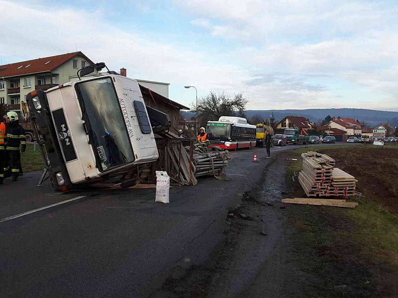 Plně naložené převrácené nákladní auto museli v pátek odpoledne vyprošťovat hasiči v Babicích nad Svitavou na Brněnsku.