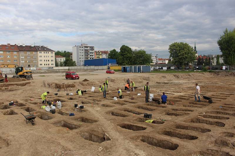 Dřív, než v Brně vznikl Ústřední hřbitov jako jedno z míst posledního odpočinku lidí, se v devatenáctém století využíval starobrněnský hřbitov v místech, kde je dnes parkoviště ve Vojtově ulici. Oblast obsadili archeologové, kteří ji chtějí prozkoumat.