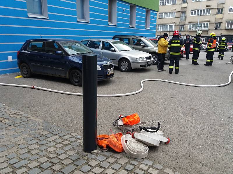 Požár vypukl krátce po osmé ráno ve sklepě administrativní budovy v Kotlářské ulici v Brně.