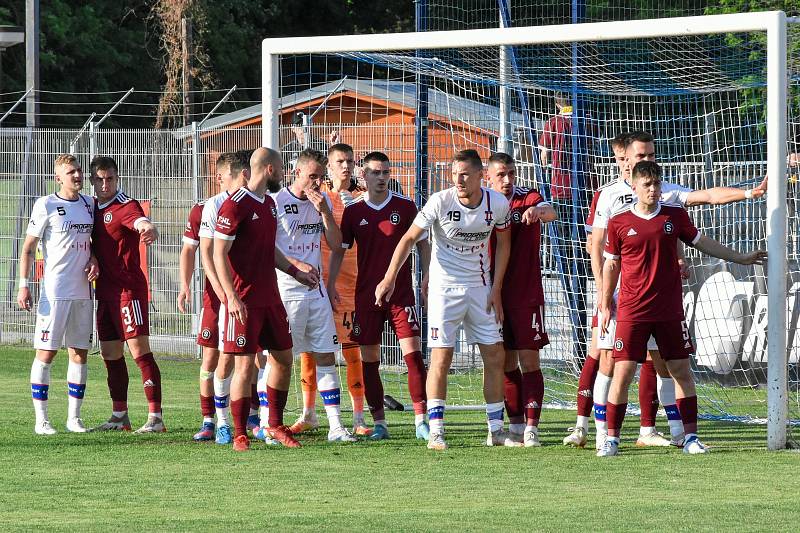 Líšeňští fotbalisté (v bílém) porazili rezervu pražské Sparty 1:0.