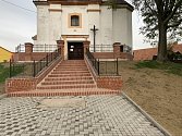 Při opravě schodů v Branišovicích na Brněnsku objevili základní kámen kostela.