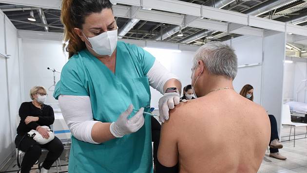 V záložní nemocnici na BVV začalo očkování proti covidu 19.