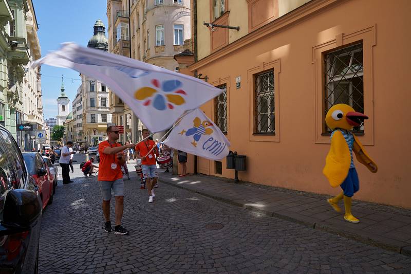 Letní evropské hry handicapované mládeže Emil Open začaly ve středu slavnostním zahajovacím ceremoniálem, na němž nechyběl průvod vlajkonošů, pochod bubeníků centrem Brna ani tradiční benefiční show Jana Krause Z očí do očí.