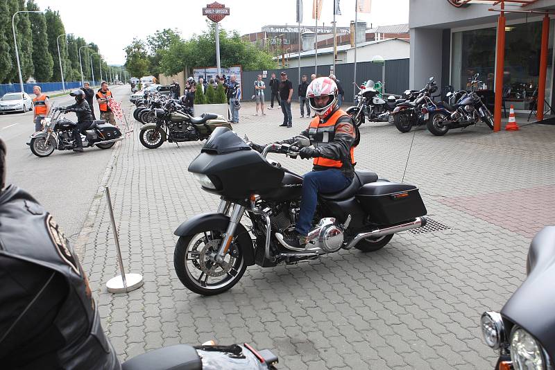 Volné projížďky a zkušební jízdy na motocyklech značky Harley Davidson u prodejny v Králově Poli.