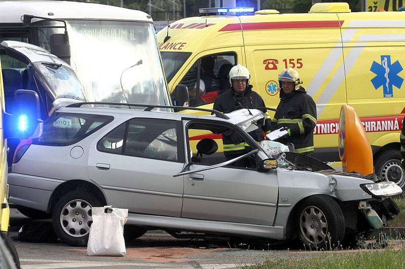 Nehoda auta u ústředního hřbitova v Brně.